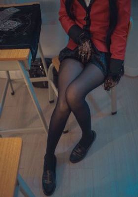 美女在床上打扑克