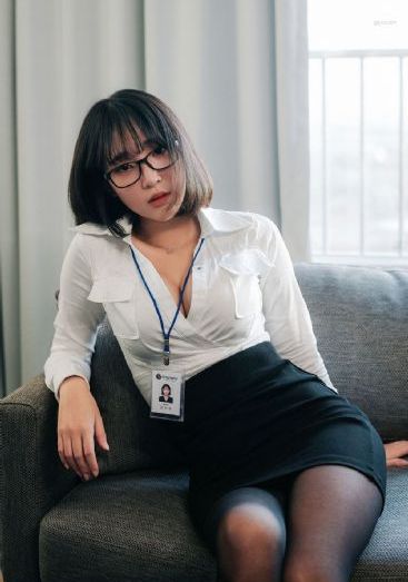 上课忘穿内裤被老师摸到高潮
